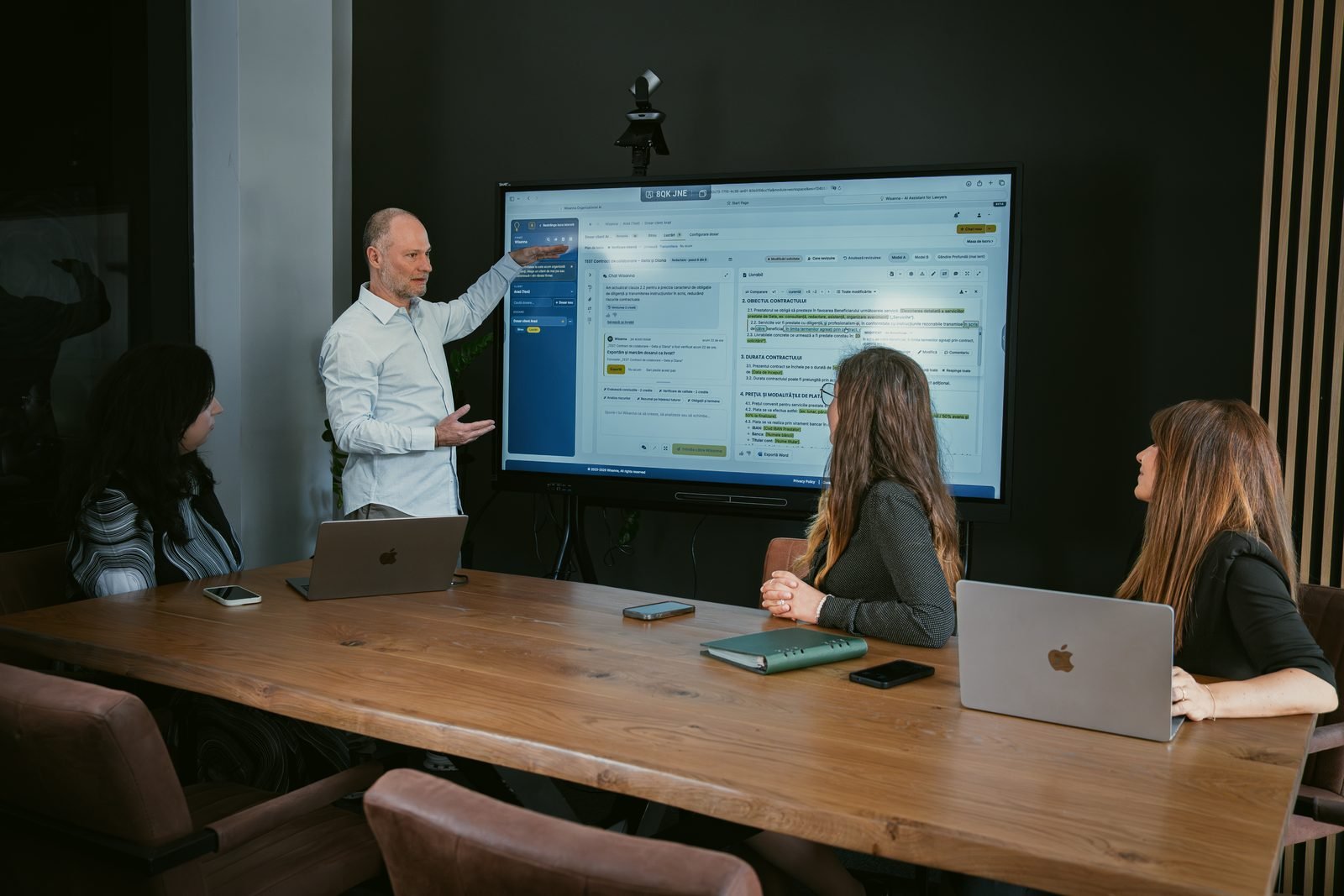 A walkthrough of a draft in Wisanna on the meeting-room screen.